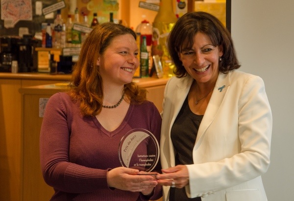 Mme Anne Hidalgo remet son trophée à Cécile Hellmann (Chrysalide) - Photo : yagg.com 